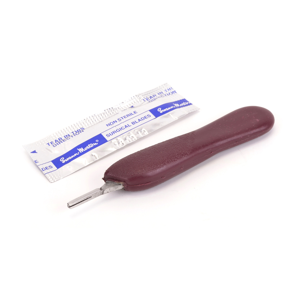 CR240 - Plastic Scalpel Handle with 5 Blades - No 11